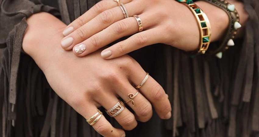 انگشتر در انگشت اشاره زنان نشانه چیست